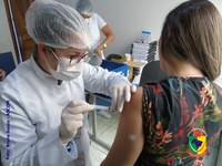 Servidores e vereadores recebem visita de profissionais da saúde para vacinação