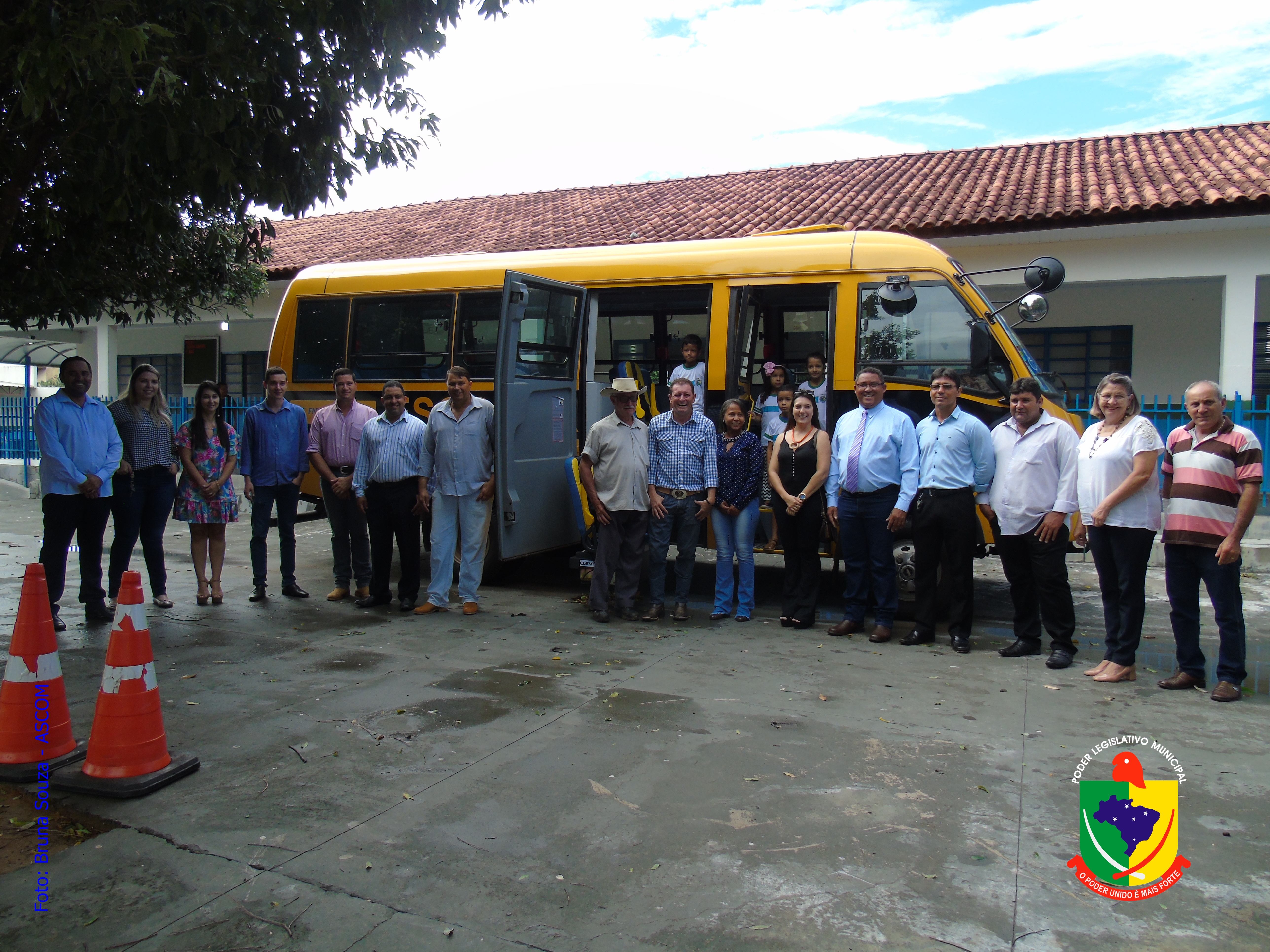 Vereadores prestigiam entrega de uniformes, material escolar e um ônibus para a educação municipal